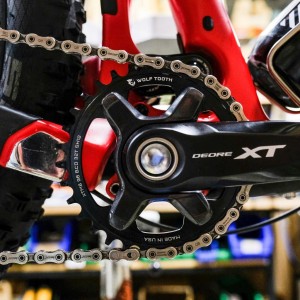 Zębatka Wolf Tooth Components zainstalowana do korb Shimano XT M8000 96 BCD 32T HG plus 