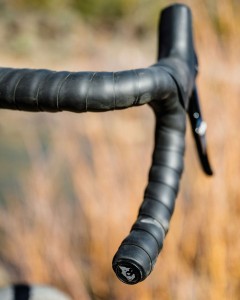 Owijka Wolf Tooth Supple Lite Bar Tape na rowerze Otso.jpg