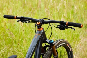 Chwyty WolfTooth_EchoLock-On-pomarańczowe-instalacja.jpg