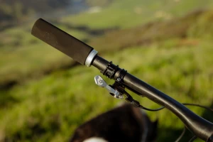 Chywty kierownicy Fat Paw Lock On Wolf Tooth BNP-2047.jpg.webp