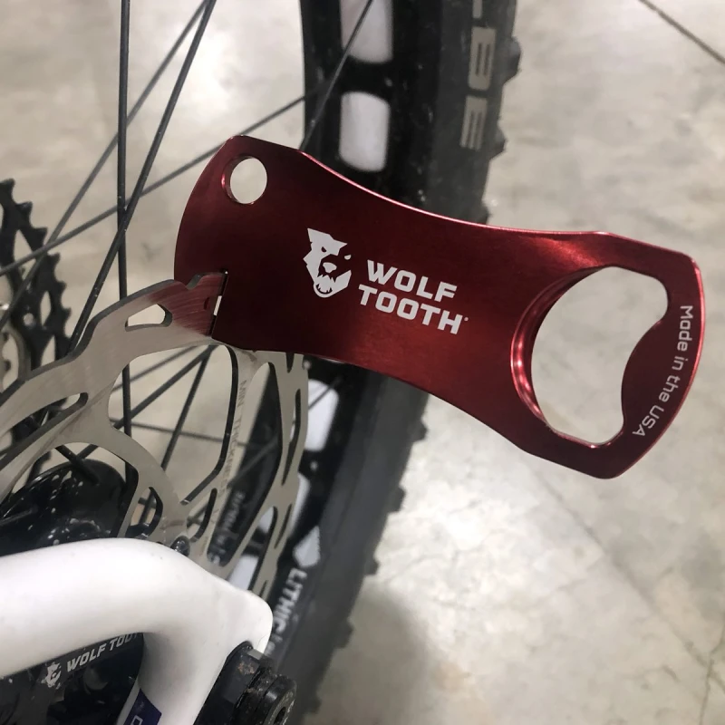 Klucz Wolf Tooth Components do prostowania tarcz hamulcowych z funkcją otwieracza do butelek - prostowanie tarczy