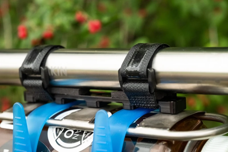 Adapter koszyka na bidon B-Rad Strap Base 3 z koszykiem cargo zainstalowanym na górnej rurze ramy