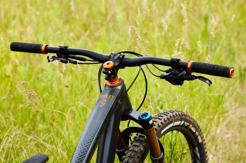 Chwyty WolfTooth_EchoLock-On-pomarańczowe-instalacja.jpg