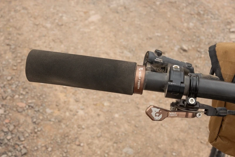 Chywty kierownicy Fat Paw Lock On Wolf Tooth DSCF3859-2.jpg.webp