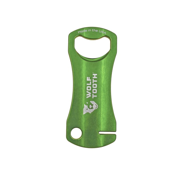 Zielony klucz Wolf Tooth Components do prostowania tarcz hamulcowych z funkcją otwieracza do butelek.
