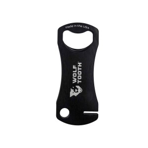 Czarny klucz Wolf Tooth Components do prostowania tarcz hamulcowych z funkcją otwieracza do butelek.