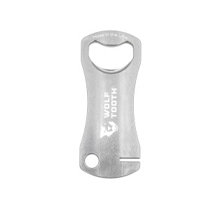 Srebrny klucz Wolf Tooth Components do prostowania tarcz hamulcowych z funkcją otwieracza do butelek.