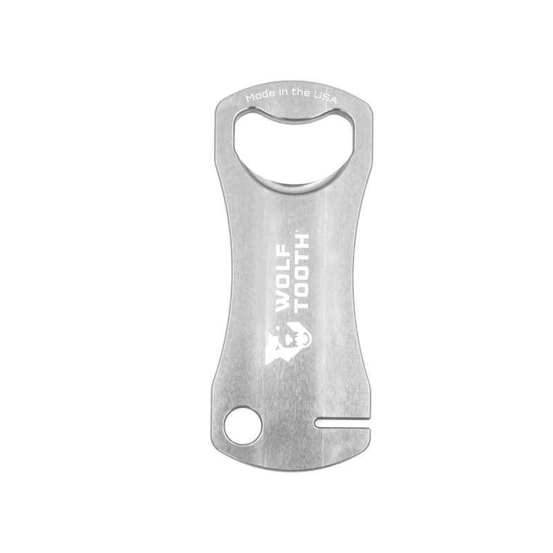 Srebrny klucz Wolf Tooth Components do prostowania tarcz hamulcowych z funkcją otwieracza do butelek.