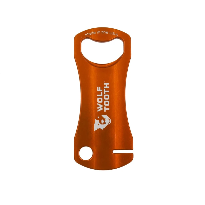 Pomarańczowy klucz Wolf Tooth Components do prostowania tarcz hamulcowych z funkcją otwieracza do butelek.