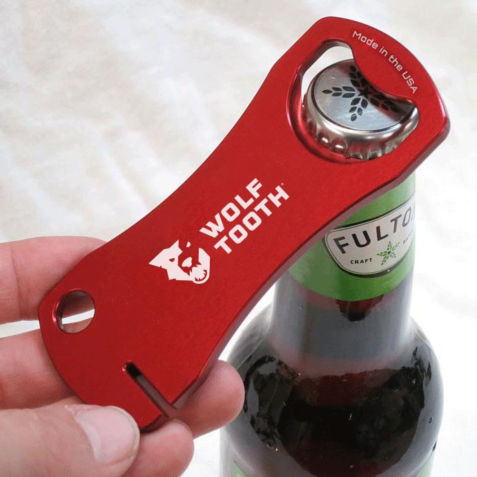 Klucz Wolf Tooth Components do prostowania tarcz hamulcowych z funkcją otwieracza do butelek - otwieranie butelki.