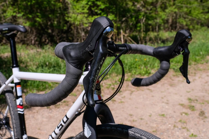 Owijka Wolf Tooth Supple Bar Tape gravel czarna na rowerze Otso Waheela S