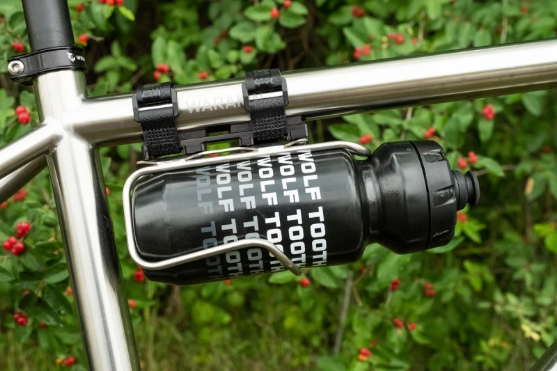 Adapter koszyka na bidon B-Rad Strap Base 2 przytwierdzony do górnej rury ramy