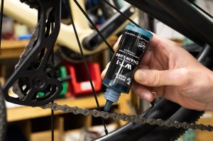 WolfTooth_WT-1ChainLube2ozapplication_3_2048x.jpg