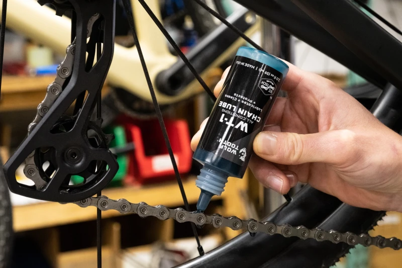 WolfTooth_WT-1ChainLube2ozapplication_3_2048x.jpg