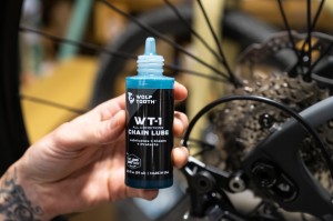 WolfTooth_WT-1ChainLube2ozapplication_1_2048x.jpg