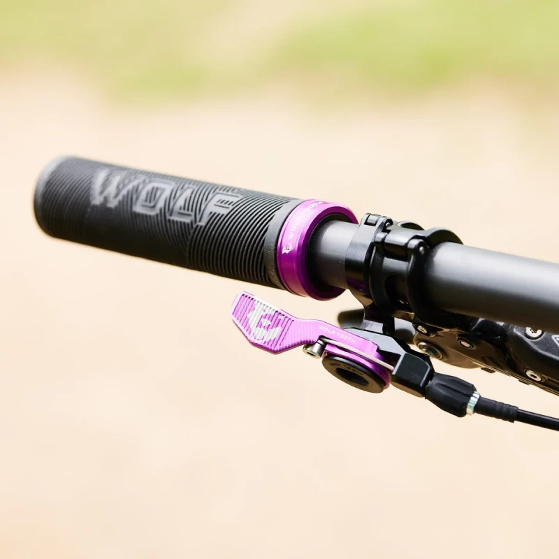 Chwyty WolfTooth_EchoLock-OnGrips-fioletowe-instalacja.jpg