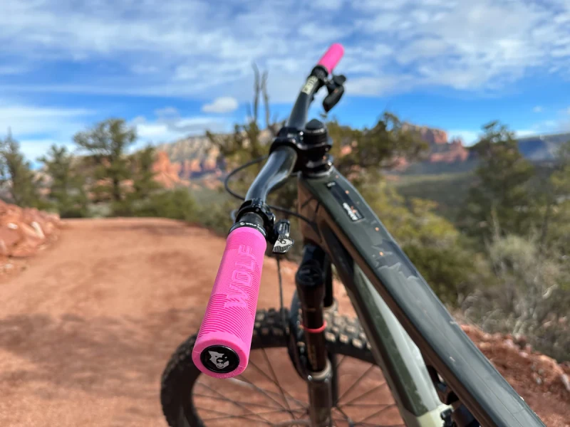 WolfTooth_EchoLock-OnGrips_Trail_kolorowe_chwyty.jpg