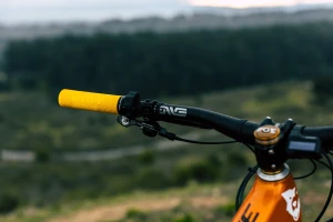 WolfTooth_EchoLock-OnGrips_Trail_kolorowe_gripy.jpg