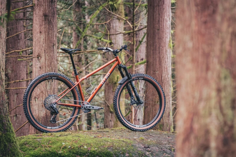 Otso_Hoot_Steel_Riding_2.webp
